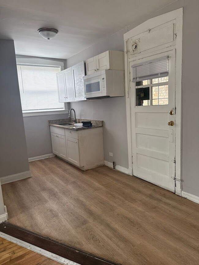 Building Photo - 2 BEDROOM 1 BATHROOM