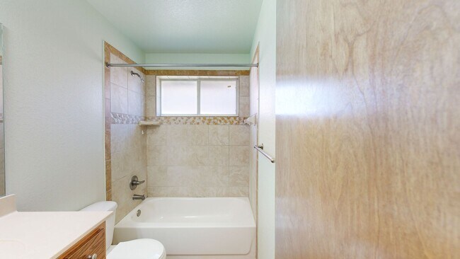 Building Photo - $1,550 + 2 WEEKS FREE RENT!!!!!