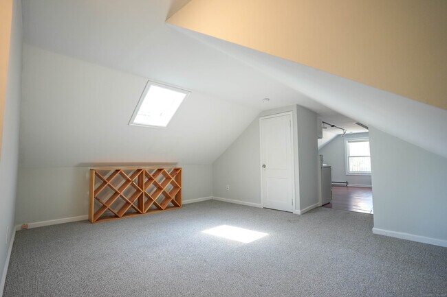 Building Photo - 14 Mayflower Ave