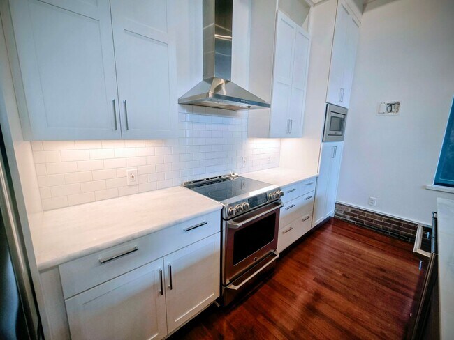 Building Photo - 1815 Main St