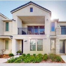 Building Photo - 2826 E Tamarind Dr