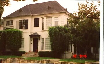 Building Photo - 9953-9957 Robbins Dr