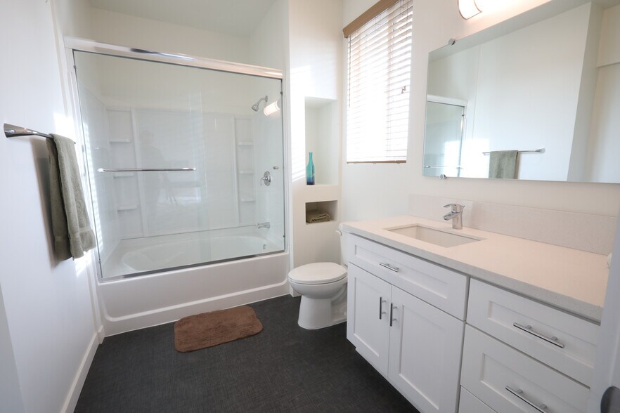 bathroom - 5601 W 78th St