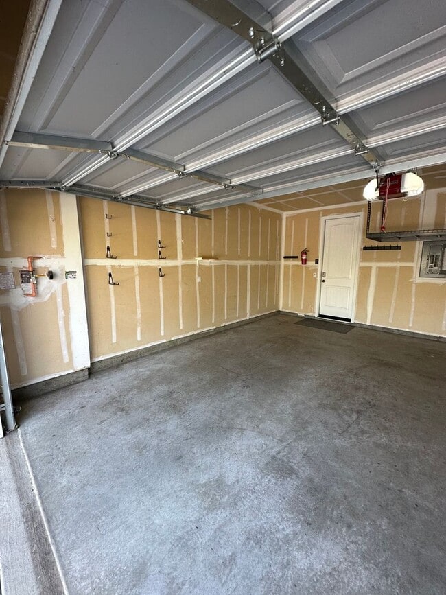 Building Photo - Beautiful 3 Bed 2 Bath House in a Great Lo...