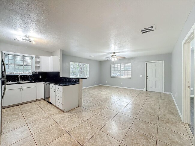 Building Photo - 530 NE 34th St