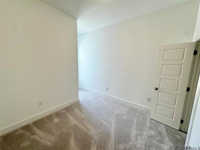 Building Photo - Brand new 3 bedroom, 2 bath town home!