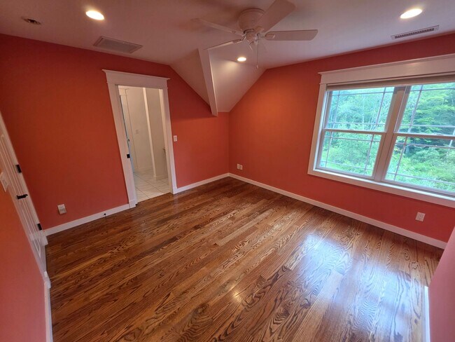 Building Photo - Luxurious 3-Bedroom Home in Poughquag, NY
