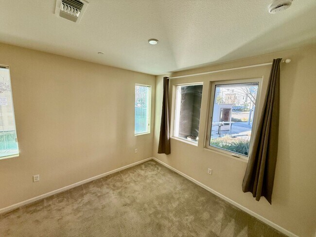 Building Photo - 4BD/3.5B Home in Dublin's Boulevard Community, a Stone's Throw Away From Persimmon and Hacienda!