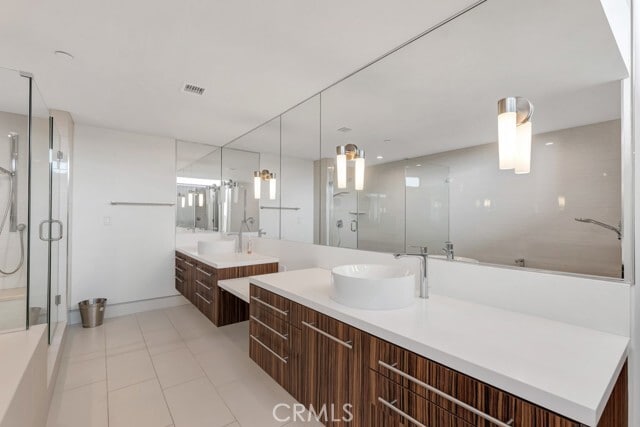 Building Photo - 16518 Moorpark St