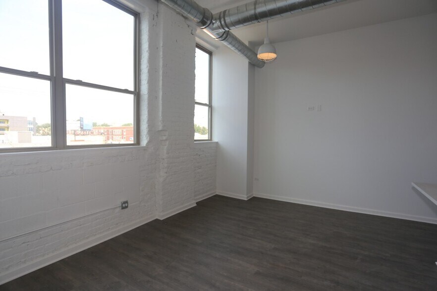 Building Photo - 932 W Dakin St