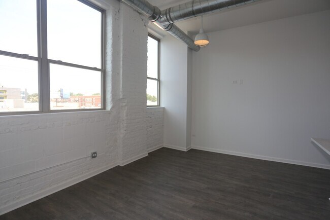 Building Photo - 932 W Dakin St