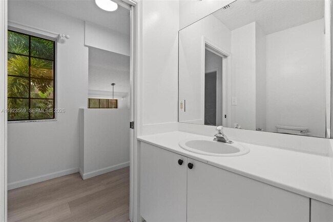 Building Photo - 390 City View Dr