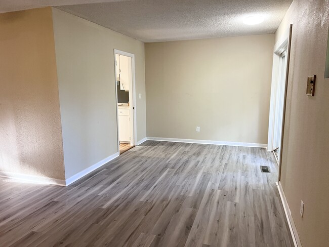 Building Photo - 105 Thistledown Trail