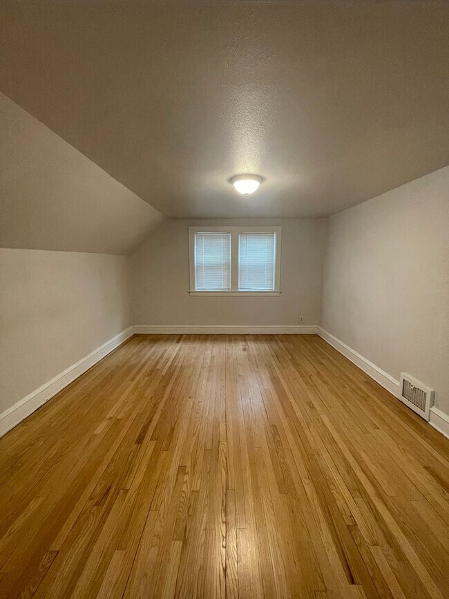 Building Photo - 3822 W Mt Vernon Ave