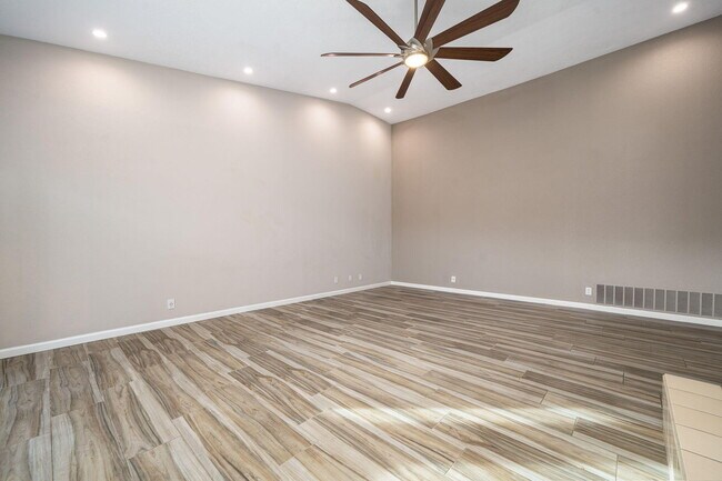 Building Photo - 46395 Ryway Pl