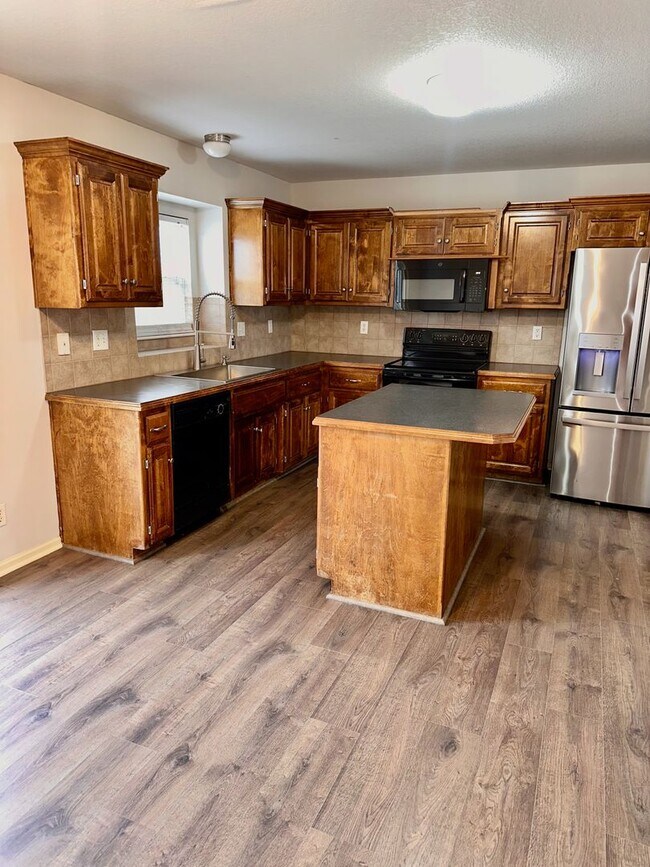 Building Photo - 3 Bed | 2.5 Bath | 2 Car Split Level Home in Belton