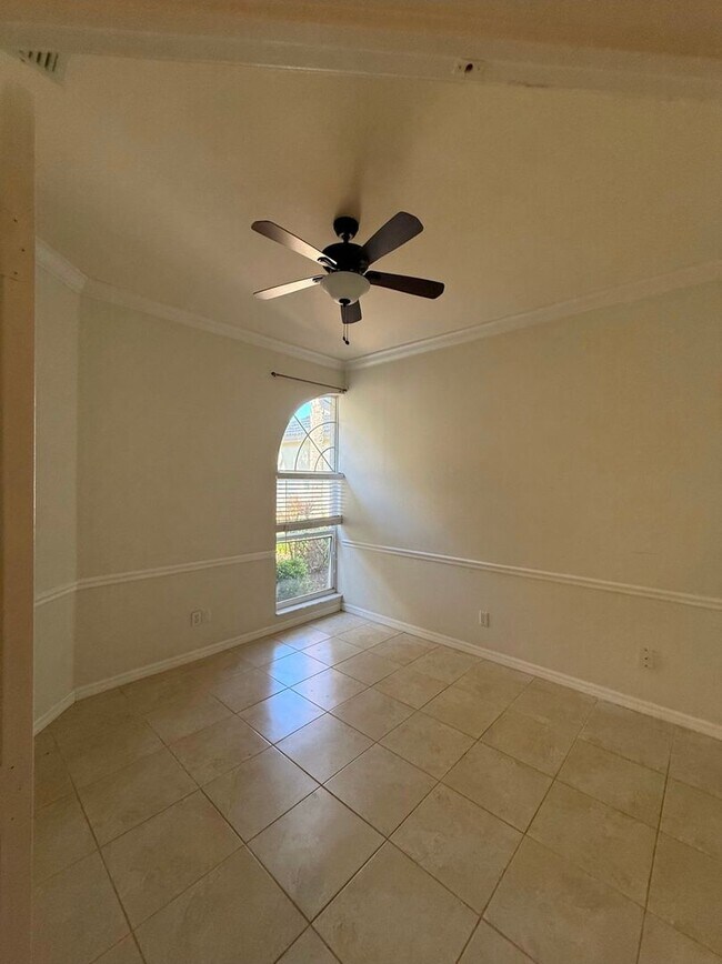 Building Photo - Spacious 2+Den Villa in Desirable Gateway Greens