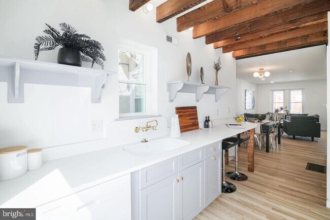 Building Photo - 320 Iona Ave