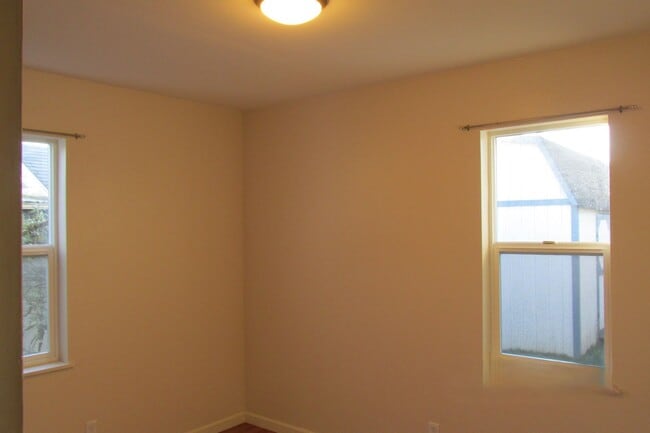 Building Photo - 2 Bedroom House in Burlington