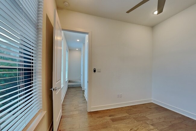 Building Photo - 112 E Oscar Dr