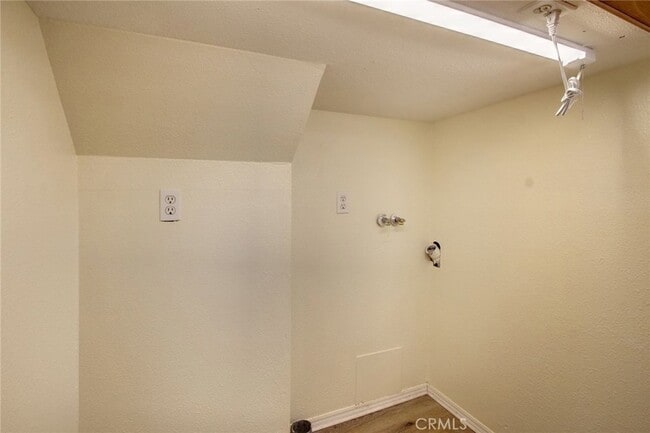 Building Photo - 430 E Country Club Blvd