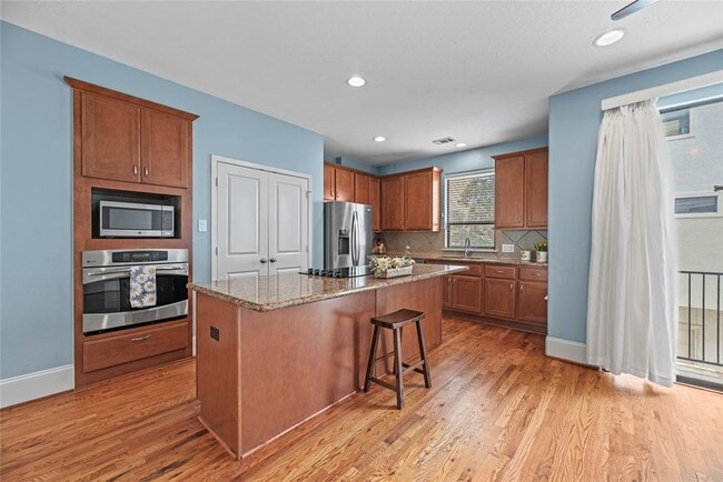 Building Photo - 711 St Charles St