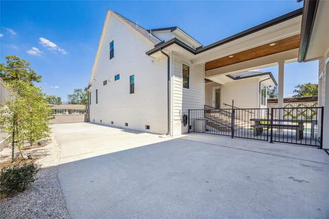 Building Photo - 3115 Castlewood St