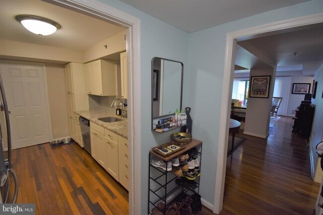 Building Photo - 610 N West St