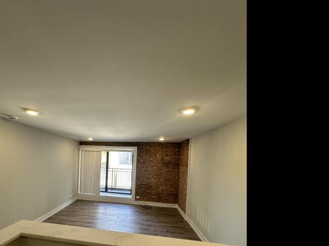 Building Photo - 2 bedroom in Chicago IL 60610
