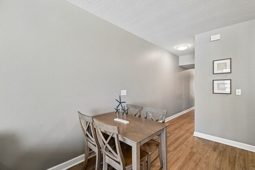 Building Photo - 9954 S Thomas Dr