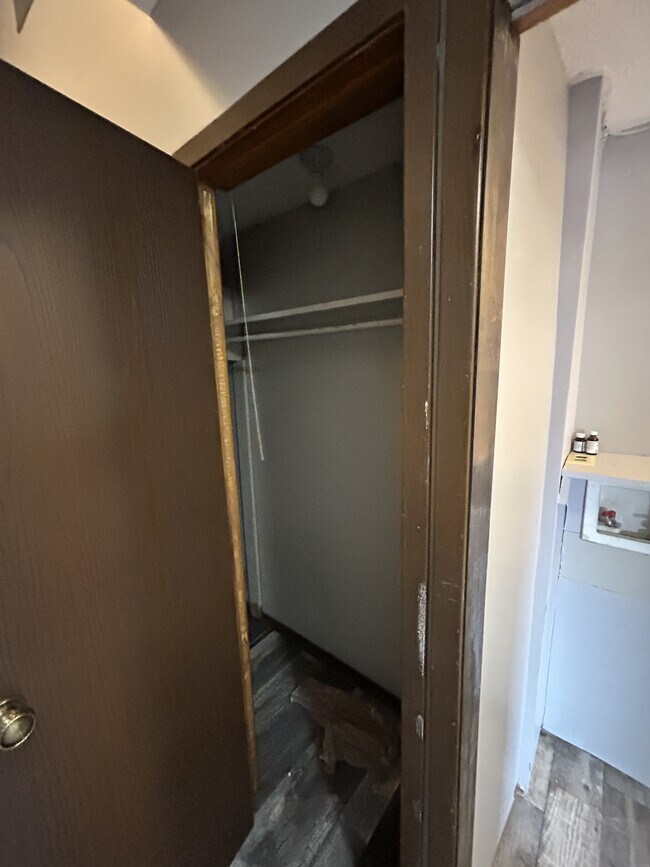 Building Photo - 1030 W 17th St