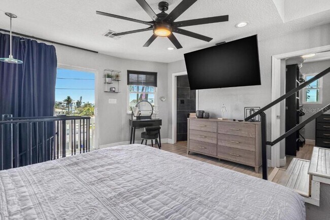 Building Photo - 14500 N Bayshore Dr