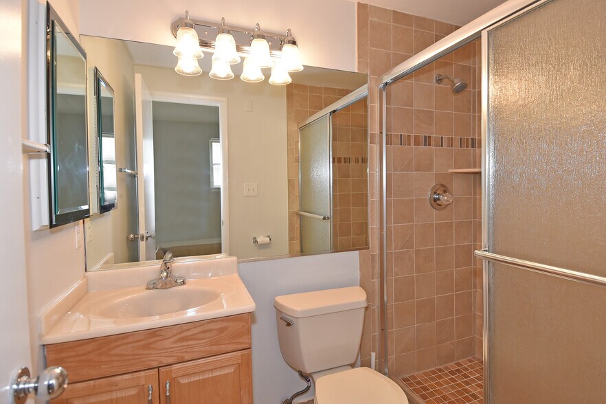 Ensuite Bath #1 connected to BR#1 walk-in shower - 1445 N St NW