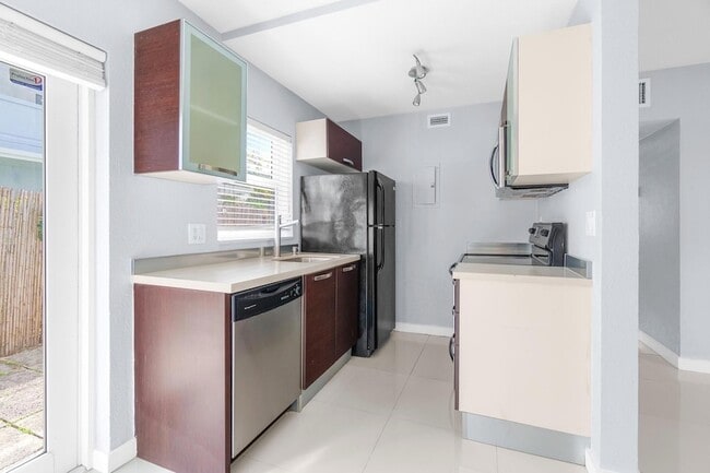 Building Photo - 416 NE 15th Ave