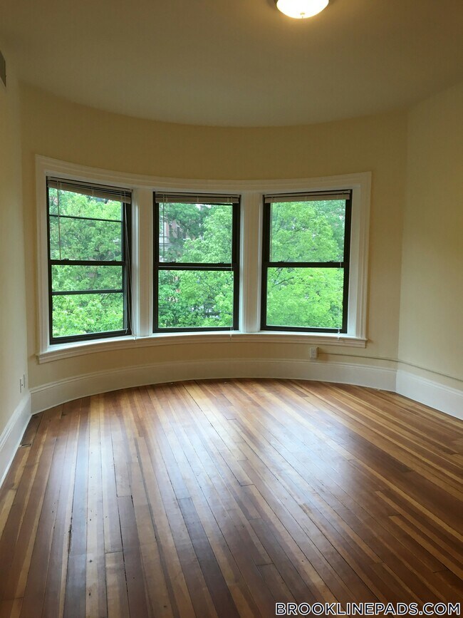 Building Photo - 1463 Beacon St
