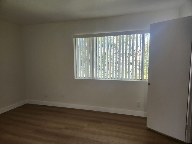 Building Photo - 3bed/2.5bath + Garage Townhome in Tarzana-...