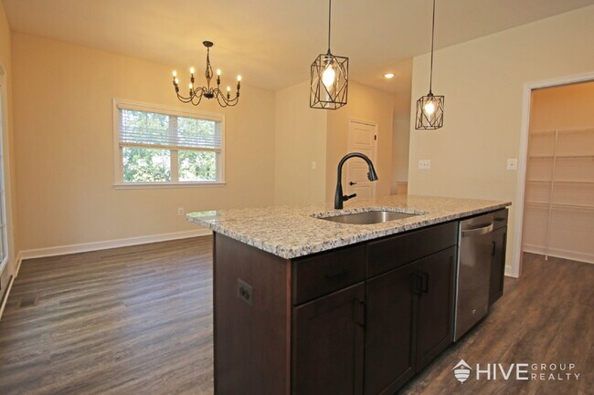 Building Photo - Beautiful End-Unit Townhouse with Pond Vie...