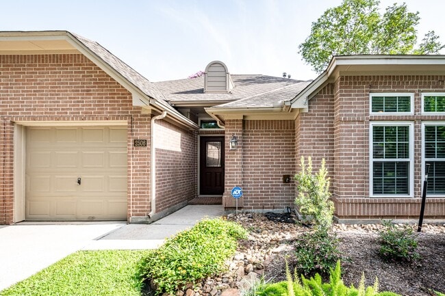 Building Photo - 2506 S Strathford Ln