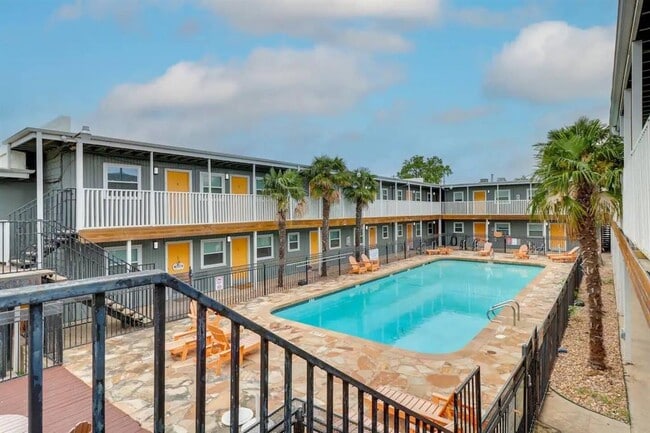 Building Photo - 2401 Manor Rd