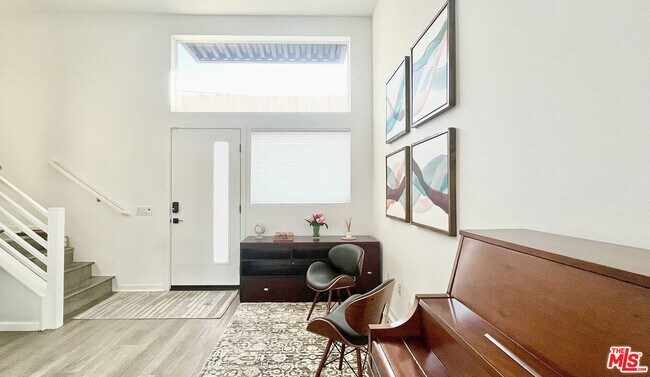 Building Photo - 2927 1/2 Denby Ave