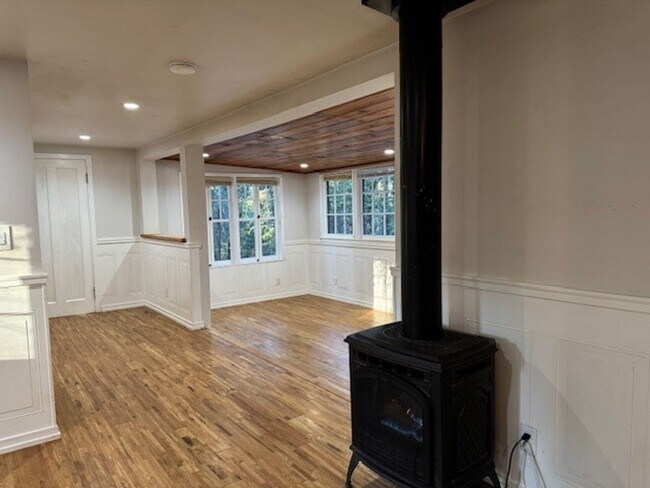 Building Photo - 14138 Edgewood Dr