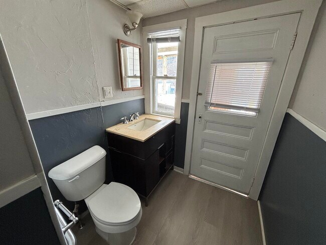 Building Photo - 42 Spruce St