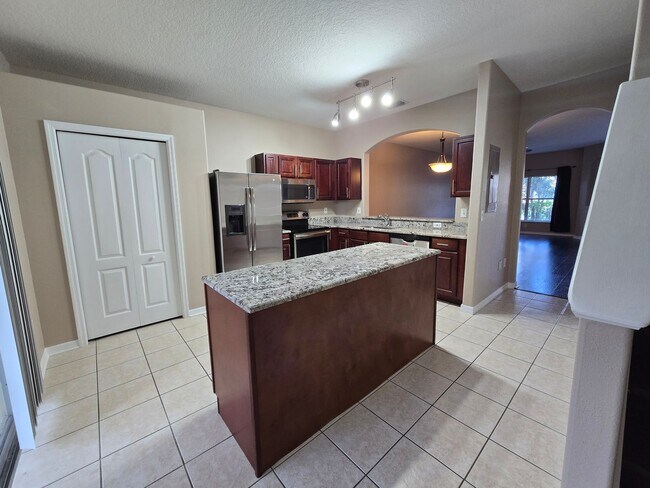Building Photo - Great Town Home in Gated Community with Pool and Pond View