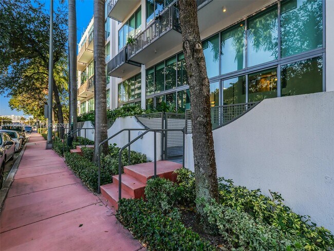 Building Photo - 6000 Collins Ave