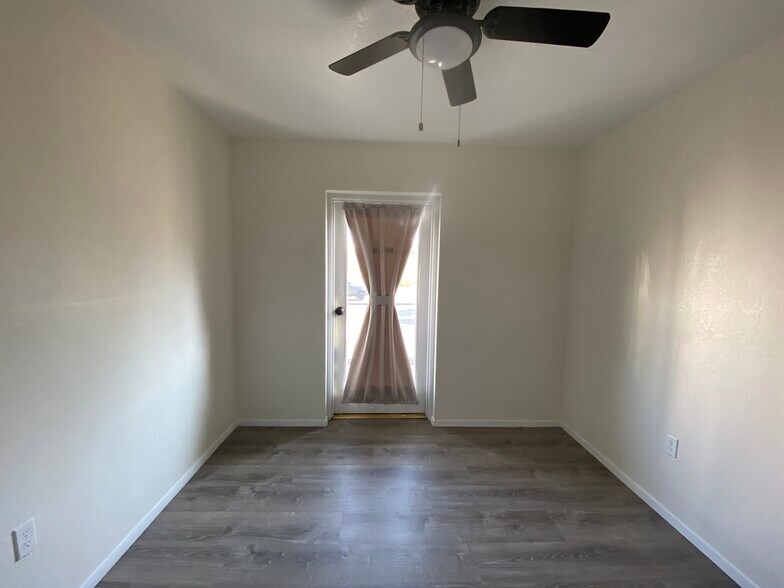 Living room - 4234 E Western Dr