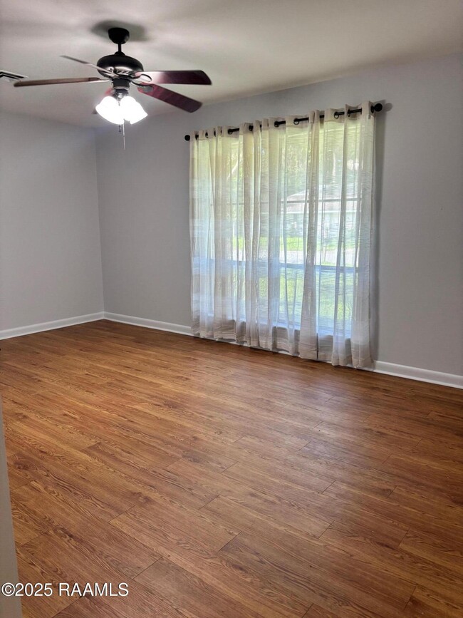 Building Photo - 203 Elmwood Dr
