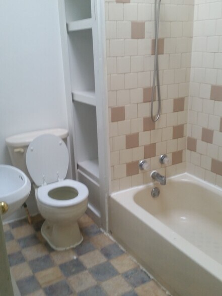 Bathroom - 2134 E Oliver St