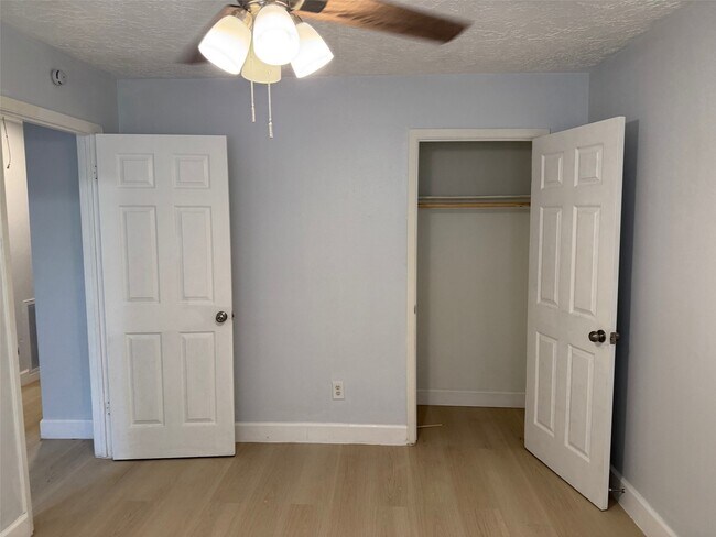 Building Photo - 5222 Moonshadows Dr