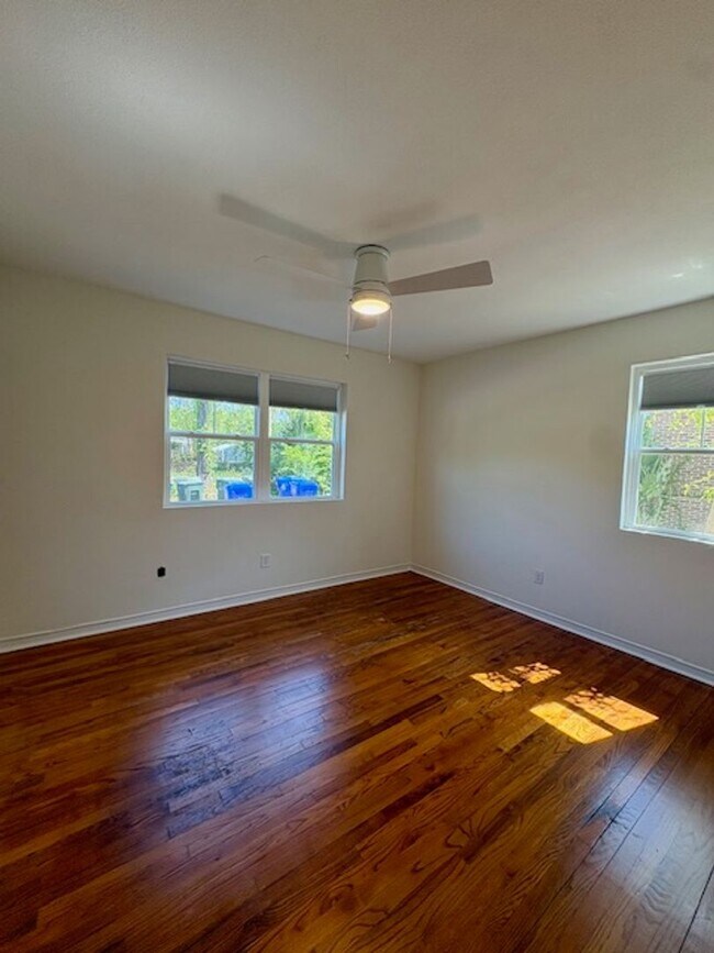 Building Photo - Fully Renovated Three Bedroom Condo in South Windermere - Off the Greenway!
