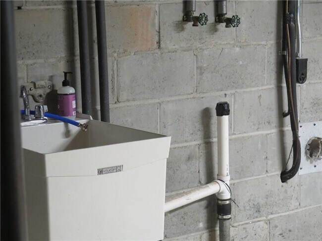 Building Photo - 353 Mountain View Dr NW